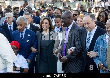 Il Vicepresidente degli Stati Uniti Harris si unisce al reverendo al Sharpton, l'avvocato Ben Crump e altri leader della comunità e dei diritti civili, tra cui il procuratore generale degli Stati Uniti Merrick Garland e il secondo gentiluomo Doug Emhoff mentre attraversano il ponte Edmund Pettus per commemorare il 59° anniversario della Bloody Sunday il 3 marzo 2024 a Selma, Alabama. credito: Christian Monterrosa/Pool via CNP /MediaPunch Foto Stock