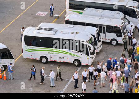 Cartagena, Bolivar, Colombia - 24 gennaio 2024: Passeggeri delle navi da crociera in attesa di salire a bordo di autobus e pullman per effettuare escursioni. Foto Stock