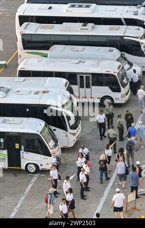 Cartagena, Bolivar, Colombia - 24 gennaio 2024: Passeggeri delle navi da crociera in attesa di salire a bordo di autobus e pullman per effettuare escursioni. Foto Stock