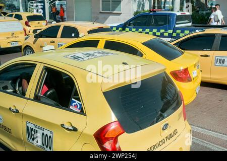Cartagena, Bolivar, Colombia - 24 gennaio 2024: Taxi gialli in coda nel traffico nel centro della città Foto Stock
