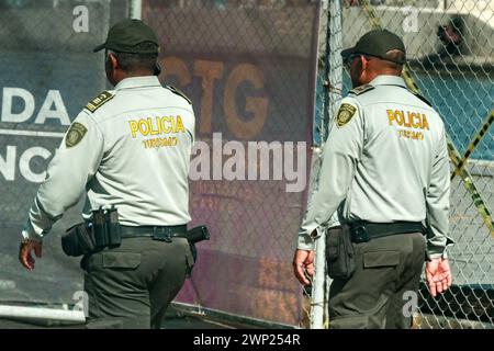 Cartagena, Bolivar, Colombia - 24 gennaio 2024: Due agenti del dipartimento di polizia turistica di pattuglia nel centro della città Foto Stock