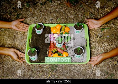 il terreno compostato ricicla i bicchieri di carta e le verdure di scarto Foto Stock