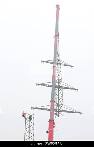 Strommasten, Stromtrasse bei Siegen-Oberschelden. Diese Masten werden erneuert, ausgetauscht die Arbeiten gehen voran. Die alten Masten werden abgebaut, zurueckgebaut zurückgebaut. Symbolbild zum Thema Energiepolitik am 05.03.2024 a Siegen/Deutschland *** piloni elettrici, linea elettrica vicino a Siegen Oberschelden questi piloni sono in fase di rinnovo, sostituiti i lavori sono in corso i vecchi piloni sono stati smantellati, smantellati indietro immagine simbolica sul tema della politica energetica il 05 03 2024 a Siegen Germania Foto Stock