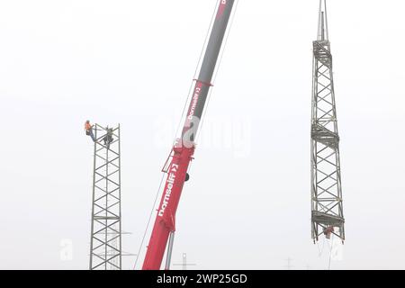 Strommasten, Stromtrasse bei Siegen-Oberschelden. Diese Masten werden erneuert, ausgetauscht die Arbeiten gehen voran. Die alten Masten werden abgebaut, zurueckgebaut zurückgebaut. Symbolbild zum Thema Energiepolitik am 05.03.2024 a Siegen/Deutschland *** piloni elettrici, linea elettrica vicino a Siegen Oberschelden questi piloni sono in fase di rinnovo, sostituiti i lavori sono in corso i vecchi piloni sono stati smantellati, smantellati indietro immagine simbolica sul tema della politica energetica il 05 03 2024 a Siegen Germania Foto Stock