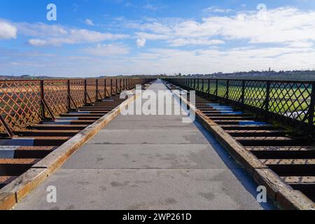 Attraverso il Viadotto Bennerley in ferro battuto lungo 433 metri vicino a Ilkeston, Derbyshire. Foto Stock