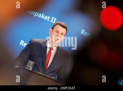 Hubertus Heil , Bundesminister für Arbeit und Soziales, Deutschland, Berlino, BMAS, Pressekonferenz, tema: Rentenpaket II *** Hubertus Heil , Ministro federale del lavoro e degli affari sociali, Germania, Berlino, BMAS, conferenza stampa, argomento pacchetto pensione II Foto Stock