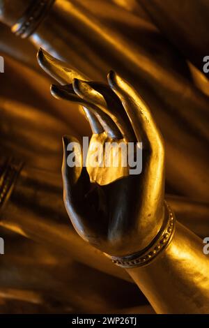 Dettaglio di un primo piano della mano della gigantesca statua dorata del Buddha nel tempio di Bai Dinh a Ninh Binh, nel nord del Vietnam. Foto Stock