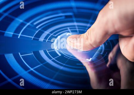 Scansione biometrica delle impronte digitali. Riconoscimento di impronte digitali e pollice per la protezione digitale e l'accesso ai dati. Verifica dell'identità con il lettore di impronte digitali. Foto Stock