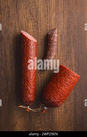 Salame e salsiccia affettati sul tavolo della cucina. Vista dall'alto. Foto Stock