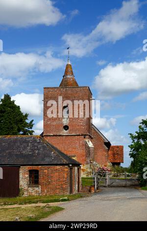 Vista della pittoresca e storica chiesa di tutti i Santi nel villaggio di Tudeley all'inizio dell'estate, Kent, Inghilterra Foto Stock