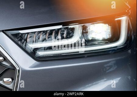 Lampada a LED nel nuovo faro per auto con cornice cromata lucida Foto Stock