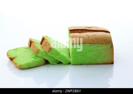 Bolu Pandan Panggang o Pandan Sponge Cake o Green Chiffon Cake, isolata su bianco Foto Stock