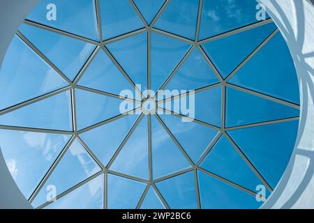 Soffitto in vetro con luce solare blu del cielo, astratto. Tetto in vetro dell'edificio. Soffitto geometrico, soffitto limpido e rotondo. Tetto in vetro dell'edificio sopra il b Foto Stock