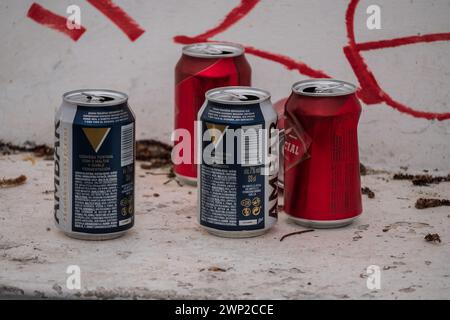 Lattine di birra usate lasciate sulla panchina del parco, Saragozza, Aragona, Spagna Foto Stock