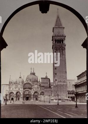 Fotografia della basilica di San Marco a Venezia, Italia, scattata da Carlo Ponti nel 1865, che mostra le caratteristiche architettoniche della basilica, i campanili e i dintorni della piazza. Foto Stock