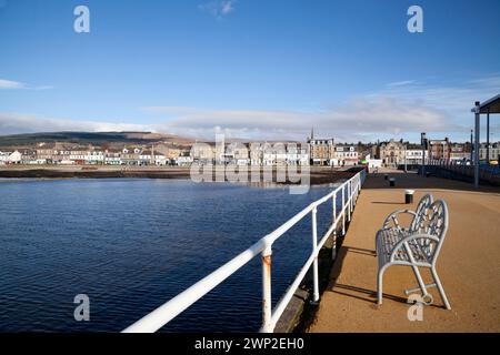 Ammira il lungomare e i negozi lungo il molo di Helensburgh. Foto Stock