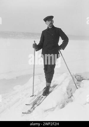 Ritratto dell'esploratore polare Roald Amundsen sugli sci nella neve 1909 Foto Stock