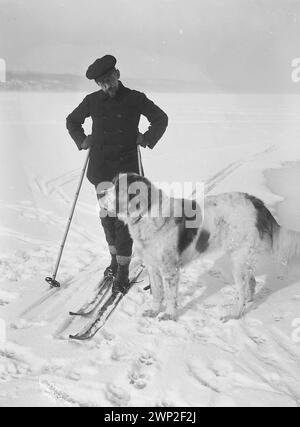 Ritratto dell'esploratore polare Roald Amundsen sugli sci, con il suo cane. 1909 Foto Stock