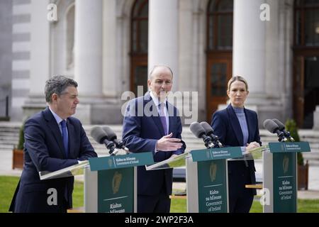 (Sinistra-destra) il ministro della spesa pubblica Paschal Donohoe, Tanaiste Micheal Martin e il ministro della giustizia Helen McEntee parlano ai media durante una conferenza stampa presso il Dipartimento del Taoiseach di Dublino. Data foto: Martedì 5 marzo 2024. Foto Stock