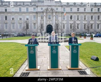 (Sinistra-destra) il ministro della spesa pubblica Paschal Donohoe, Tanaiste Micheal Martin e il ministro della giustizia Helen McEntee parlano ai media durante una conferenza stampa presso il Dipartimento del Taoiseach di Dublino. Data foto: Martedì 5 marzo 2024. Foto Stock