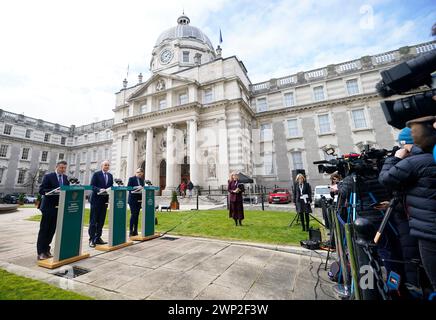 (Sinistra-destra) il ministro della spesa pubblica Paschal Donohoe, Tanaiste Micheal Martin e il ministro della giustizia Helen McEntee parlano ai media durante una conferenza stampa presso il Dipartimento del Taoiseach di Dublino. Data foto: Martedì 5 marzo 2024. Foto Stock