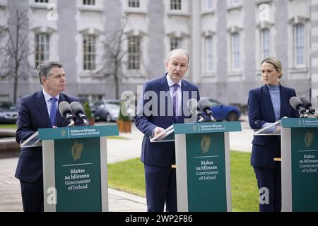 (Sinistra-destra) il ministro della spesa pubblica Paschal Donohoe, Tanaiste Micheal Martin e il ministro della giustizia Helen McEntee parlano ai media durante una conferenza stampa presso il Dipartimento del Taoiseach di Dublino. Data foto: Martedì 5 marzo 2024. Foto Stock