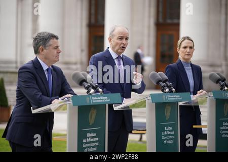 (Sinistra-destra) il ministro della spesa pubblica Paschal Donohoe, Tanaiste Micheal Martin e il ministro della giustizia Helen McEntee parlano ai media durante una conferenza stampa presso il Dipartimento del Taoiseach di Dublino. Data foto: Martedì 5 marzo 2024. Foto Stock