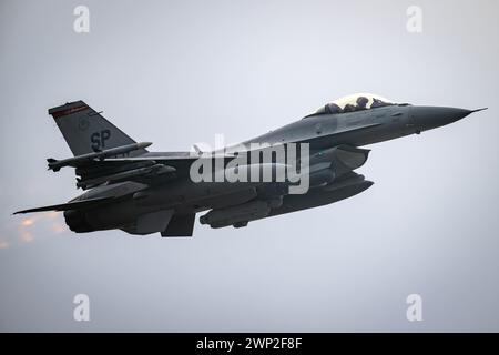 Un F-16 Fighting Falcon della U.S. Air Force assegnato al 480th Fighter Squadron decolla a sostegno di un movimento di addestramento Agile Combat Employment Foto Stock