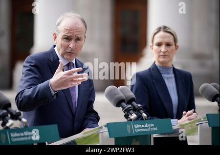 Tanaiste Micheal Martin e il ministro della giustizia Helen McEntee parlano ai media durante una conferenza stampa presso il Dipartimento di Taoiseach di Dublino. Data foto: Martedì 5 marzo 2024. Foto Stock