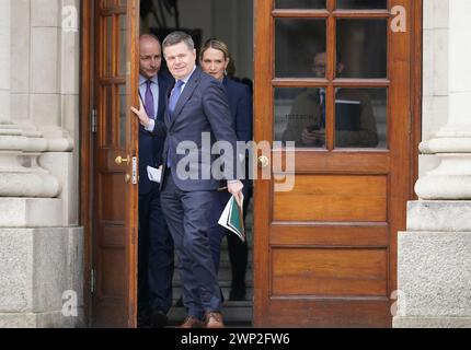 (Sinistra-destra) Tanaiste Micheal Martin, ministro della spesa pubblica Paschal Donohoe e ministro della giustizia Helen McEntee in vista di una conferenza stampa presso il Dipartimento del Taoiseach di Dublino. Data foto: Martedì 5 marzo 2024. Foto Stock