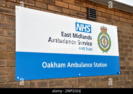 Un defibrillatore nell'ambulanza delle East Midlands a Oakham, Rutland Foto Stock