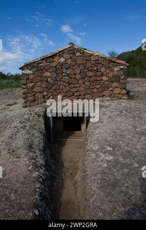 8 febbraio 2023 - Italia, Sassari, Sardegna, Putifigari, domus de janas Tomba di S'Incantu del Monte Siseri Foto Stock