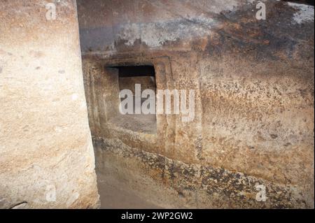 8 febbraio 2023 - Italia, Sassari, Sardegna, Putifigari, domus de janas Tomba di S'Incantu del Monte Siseri Foto Stock