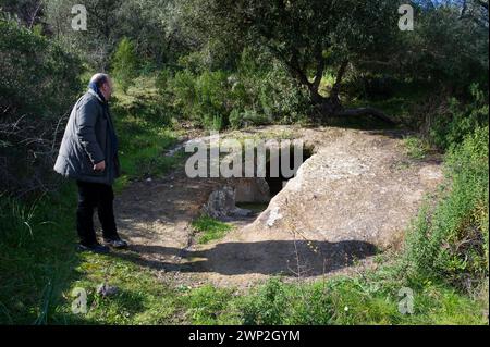 8 febbraio 2023 - Italia, Sassari, Sardegna, Putifigari, domus de janas Tomba di S'Incantu del Monte Siseri Foto Stock