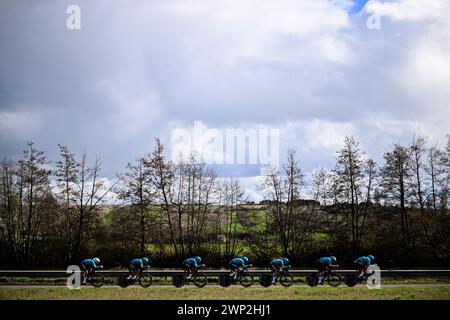 Auxerre, Francia. 5 marzo 2024. Astana Qazaqstan riders fotografati in azione durante la terza tappa della gara di ciclismo a tappe Parigi-Nizza di otto giorni, una cronometro a squadre di 26 km da e per Auxerre, Francia, martedì 05 marzo 2024. BELGA PHOTO JASPER JACOBS credito: Belga News Agency/Alamy Live News Foto Stock