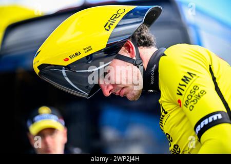 Auxerre, Francia. 5 marzo 2024. Olandese Mick Van Dijke del Team Visma-Lease a Bike nella foto al via della terza tappa della gara ciclistica di otto giorni Parigi-Nizza, una cronometro a squadre di 26 km da e per Auxerre, Francia, martedì 05 marzo 2024. BELGA PHOTO JASPER JACOBS credito: Belga News Agency/Alamy Live News Foto Stock