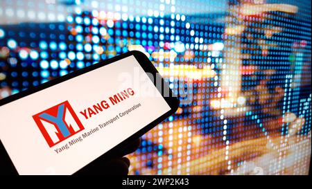 Konskie, Polonia - 3 marzo 2024: Logo della società Yang Ming visualizzato sul telefono cellulare Foto Stock