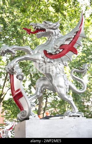 Regno Unito, Londra, una delle due statue di ferro di draghi che segnano i confini della City di Londra progettata dall'architetto cittadino J.B.Bunning nel 1849. Foto Stock
