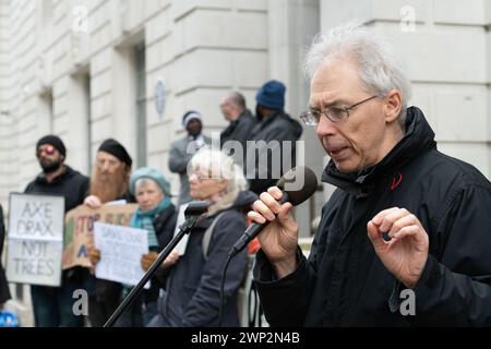 Londra, Regno Unito. 5 marzo 2024. Doug Parr, Chief Scientist and Policy Director di Greenpeace UK, si rivolge agli attivisti ambientalisti che protestano al di fuori del Department for Energy Security and Net Zero (DESNZ) contro i piani del governo per fornire ulteriori sussidi pubblici alle centrali elettriche che bruciano alberi Drax, nello Yorkshire, e Lynemouth nel Northumberland. Crediti: Ron Fassbender/Alamy Live News Foto Stock