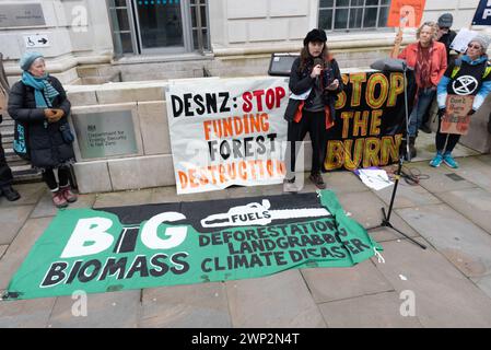 Londra, Regno Unito. 5 marzo 2024. Gli attivisti ambientali protestano al di fuori del Department for Energy Security and Net Zero (DESNZ) contro i piani governativi di fornire ulteriori sussidi pubblici alle centrali elettriche che bruciano alberi Drax, nello Yorkshire, e Lynemouth nel Northumberland. L’ex centrale a carbone di Drax, che già riceve ingenti sovvenzioni pubbliche, brucia pellet di legno importati, anche da alberi abbattuti nelle foreste primarie di vecchia crescita, ed è uno dei principali emettitori di CO2 e particolato (PM10) nel Regno Unito. I critici contestano anche la sua affermazione di essere una fonte di energia "rinnovabile". Foto Stock