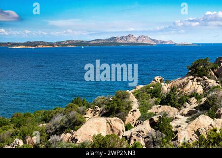 Vista colorata della costa frastagliata e delle rocce erose della Sardegna settentrionale con le isole di la Maddalena e l'Isola Caprera. Foto Stock