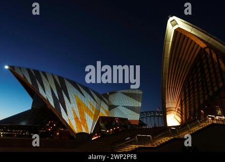 Sydney. 5 marzo 2024. Questa foto scattata il 5 marzo 2024 mostra lo spettacolo di luci "Badu Gili: Celestial" sulle vele del Bennelong orientale dell'Opera House a Sydney, Australia. "Badu Gili" significa "luce dell'acqua" nella lingua dei proprietari tradizionali di Bennelong Point, ora sede della Sydney Opera House. Lo spettacolo di luci è aperto al pubblico tutti i giorni a marzo. Credito: Ma Ping/Xinhua/Alamy Live News Foto Stock