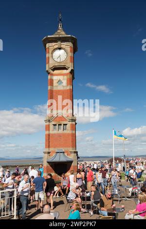 Regno Unito, Lancashire, Morecambe, la clocktower lungo il litorale di Morecambe. Foto Stock