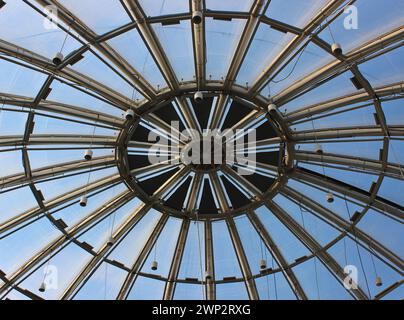 Cupola rotonda in vetro con lampade a sospensione Foto Stock