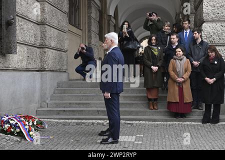 Il presidente ceco Petr Pavel (a sinistra) e il suo omologo francese Emmanuel Macron assistono a un atto commemorativo in piazza Jan Palach a Praga, il 5 marzo 2024. Lo studente Palach, che si è bruciato a morte nel 1969 dopo l'invasione sovietica della Cecoslovacchia, è commemorato da una targa sull'edificio della Facoltà di Arti dell'Università Charles, dove uno studente ha ucciso 14 persone e se stesso e ferito 25 altre lo scorso dicembre. Il presidente francese potrebbe anche onorare le vittime della sparatoria. In prima fila si trova il preside della Facoltà di Arti della Charles University Eva Leheckova, a sinistra, Foto Stock