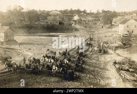 Old Road Construction circa 1900, squadra di cavalli che prepara una strada. Pianificazione urbanistica di fine secolo Foto Stock