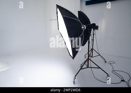 studio lampeggia sullo sfondo di un cyclorama bianco. Foto Stock