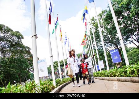 I delegati arrivano per partecipare alla vi Assemblea delle Nazioni Unite per l'ambiente (UNEA-6) tenutasi presso gli uffici delle Nazioni Unite a Gigiri. L'evento delle Nazioni Unite si è concentrato sul ruolo del multilateralismo che sta affrontando la triplice crisi planetaria del cambiamento climatico, della perdita di biodiversità e dell'inquinamento. Foto Stock