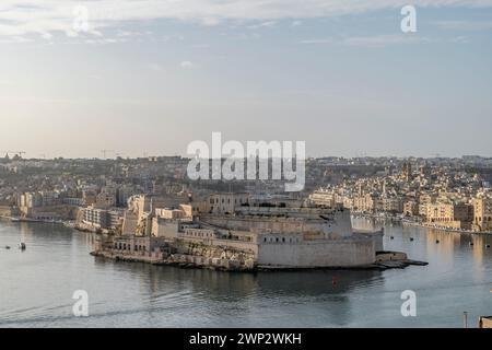 Vittoriosa, conosciuta anche come il-Birgu, vista da la Valletta, Malta Foto Stock