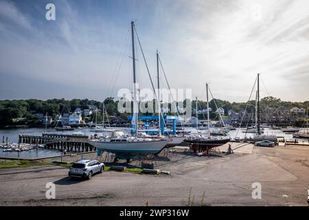 Vista del porto di Camden con barche a vela in estate, Maine, Stati Uniti Foto Stock